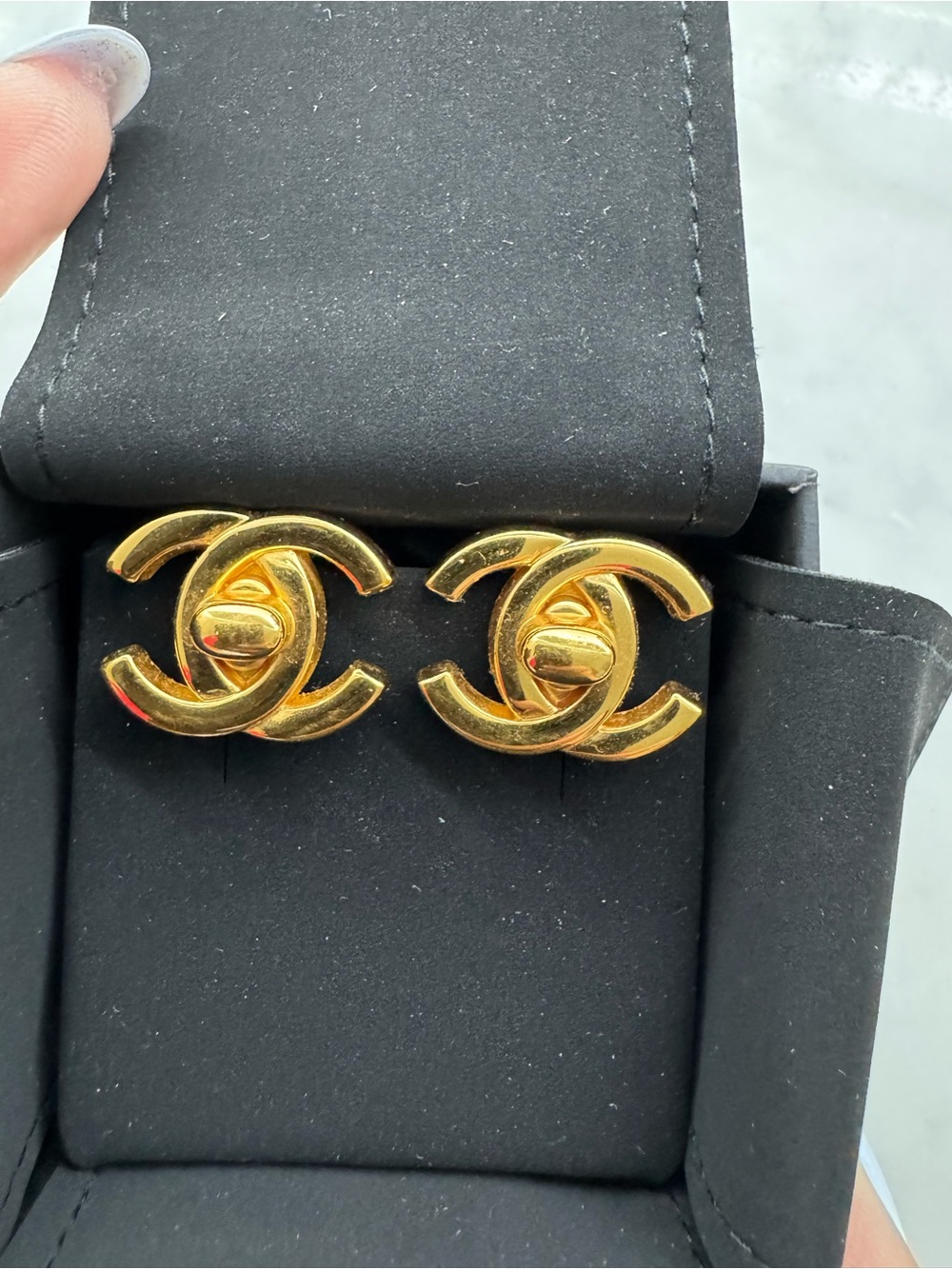 24K CHANEL Gold Interlocking CC Stud Earrings - Shiny Gold Tone - Picture 1 of 5